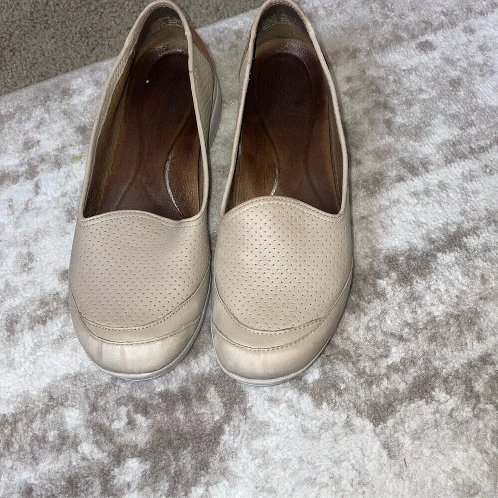 Dansko Marjorie taupe veg perforated slip on clogs comfort tan/cream SZ 10 (41)